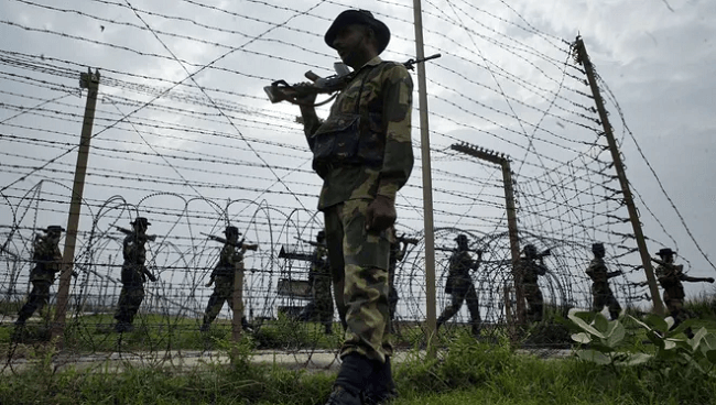 India-Pakistan-Border-with-Military-Presence-in-Kashmir