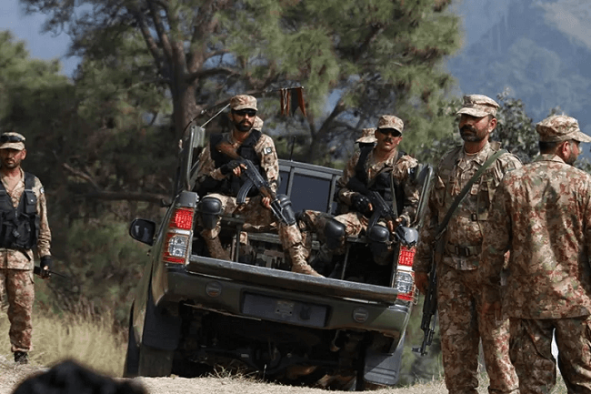 Pakistani-and-Indian-Military-Forces-Prepared-for-Conflict